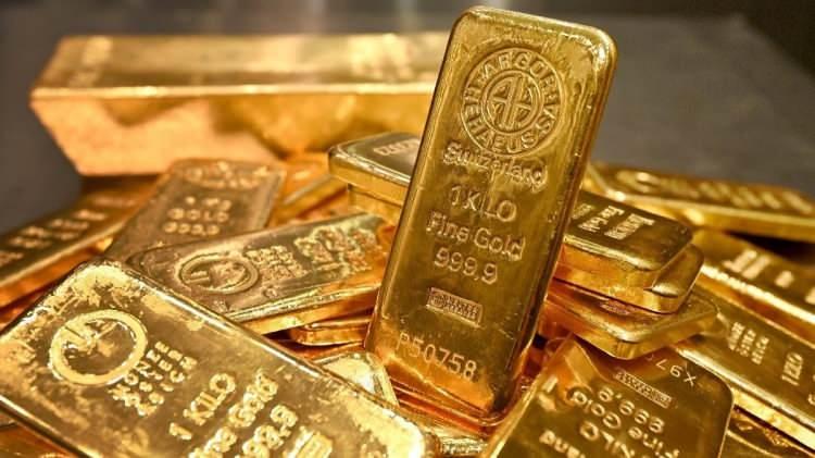 <p><strong>DOLARA KARŞI GÜVENLİK ÖNLEMİ</strong></p>
<p> </p>
<p>Çin, yalnızca altına değil, dolar dışı varlıklara da yöneliyor. Nisan ayında Asya'daki ETF yatırımlarının büyük kısmını Çin gerçekleştirdi. Bu eğilim, ABD Hazine tahvillerinin satılması ve euro ile Avrupa tahvillerine geçiş gibi adımlarla birlikte, Pekin’in Amerikan ekonomisine olan bağımlılığını azaltma stratejisinin parçası olarak değerlendiriliyor.</p>
<p> </p>
<p>Uzmanlar, bu yaklaşımın hem çeşitlendirme arayışından hem de ABD’nin öngörülemez politikaları ve artan borç yükü gibi uzun vadeli risklerden kaynaklandığını belirtiyor. Çin’in altın alımları ise doğrudan dolara karşı bir güvenlik önlemi olarak görülüyor.</p>