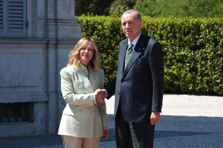 <p>Erdoğan ve Meloni, tören kıtasının selamlanmasının ardından tokalaşarak basın mensuplarına poz verdi.</p>