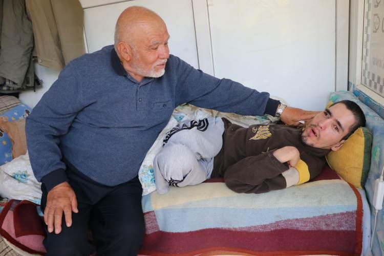 <p><strong>'ESKİ KÖY EVLERİNİN YAŞATILMASINI İSTİYORUM'</strong></p>
<p>Terk edilen mahallenin fotoğraf sanatçılarının uğrak noktası olduğunu da belirten Altun, "Köye gelenler şaşırıyor. Issız bir köyde sadece bizim yaşadığımızı görünce daha çok şaşırıyorlar. Eski köy halkından da buraya gelip gezmek isteyenler oluyor. Onlara da dedelerinin evlerini, mezarlarını gösteriyorum. Evlerin çoğu bakımsızlıktan yıkılıyor. Bu bölgedeki eski köy evlerinin yaşatılmasını istiyorum. Gündüz geziyorum. Oğlum katı yemek yiyemediği için bu bölgede inek besliyorum. Onunla ilgileniyorum. Bana 24 saat az geliyor ama eşim komşu olmadığı için evden dışarı çıkamıyor. Televizyondan başka hiç ses duymuyor. Bir kişi hacca götürmek istedi ben de oğlumun durumundan dolayı bırakıp gidemedim. Vali Bey, belediye başkanlarımız ramazan ayında iftar gibi ya da bazı özel günlerde birçok programa davet etti ama ben evladımı bırakıp hiçbirine katılamadım. İhtiyaçlarımız için şehir merkezinde olan bir oğlum gidip bana yardımcı oluyor. Yine bölgedeki bir balık çiftliğinden arkadaşlar sağ olsunlar yardımcı oluyor. Hiçbir yere gidemiyorum ama çok şükür bir sıkıntımız yok. Allah devlete zeval vermesin" ifadelerini kullandı.</p>
