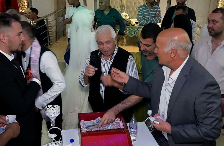 <p>İkisi de birbirlerinin yakını zannettiği Sinan E.’nin, dışarıdan geldiğini anlayıp, paraları çaldığını gördü.</p>
<p>Bunun üzerine İl Emniyet Müdürlüğü’ne giden çiftin şikayeti üzerine Hırsızlık ve Yankesicilik Büro Amirliği ekipleri, şüphelinin yakalanması için çalışma başlattı.</p>