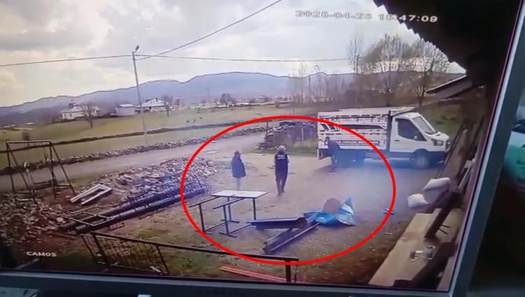 <p>Görüntülerde, Oğrak’ın spiral makinesiyle varili kesmeye çalıştığı, patlamanın ardından Oğrak ile yanındaki 2 kişinin panikle kaçıştığı görüldü. </p>
<p> </p>