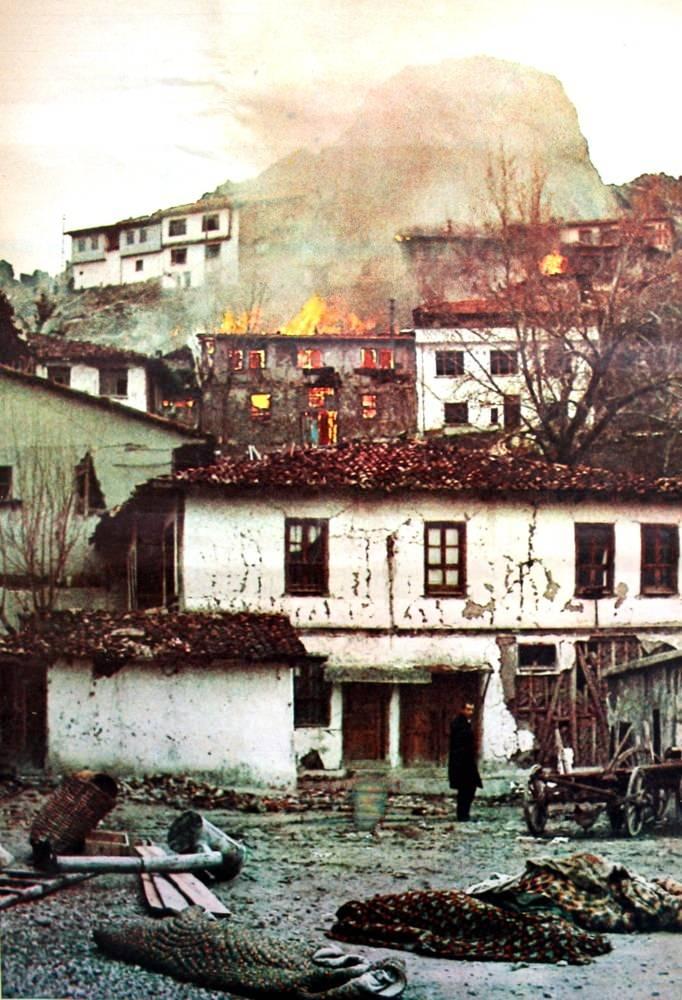 <p>Yaşanan depremde binlerce yapı enkaza dönüşmüş ve hayatını kaybedenlerin sayısı bin 86 olmuştu. Kütahya ve çevresinde etkin olan diğer depremler ise 1928’de Emet 6.2, 1944’te Şaphane 6.2, 1970’de Çavdarhisar 5.9 ve 2011’de Simav’da 5,9 olarak ölçülmüştü. </p>