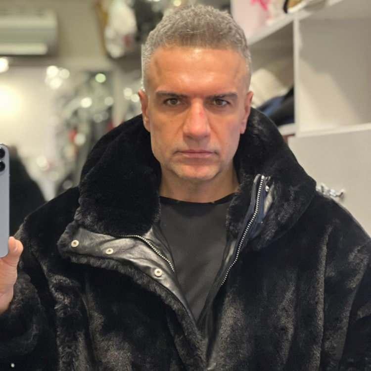 <p><span style="color:#000000">Ünlü şarkıcı yapay zeka destekli programlarla hazırladığı efektli bir fotoğrafını sosyal medya hesabından paylaştı.</span></p>