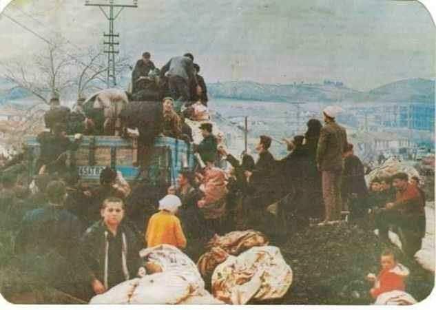 <p>Çok geniş bir alanı etkileyen 1970 tarihli Gediz depremi nedeniyle, 3 bin 500 ev tamamen yıkılmış, 7 bin ev ağır surette ve 10 bin 600'den fazla bina da fazla ölçüde hasara uğramıştı. Bu deprem sonrasında Gediz ilçesinin yeri değiştirildi.</p>