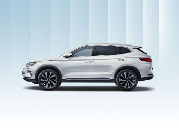 <p>BYD modelleri, gelişmiş teknolojilerinin yanı sıra sunduğu kapsamlı güvenlik donanımlarıyla da öne çıkarken, Ön Çarpışma Uyarısı ve Otonom Acil Durum Freni, Ön Çapraz Trafik Uyarısı, Geri Manevra Çapraz Trafik Uyarısı, Şerit Takip ve Şerit Değiştirme Asistanları, Trafik İşareti Algılama Sistemi, Adaptif Akıllı Hız Sabitleme Sistemi ve Çocuk Varlık Tespiti gibi özellikler, yolcuların ve yayaların güvenliğini üst düzeyde destekliyor.</p>