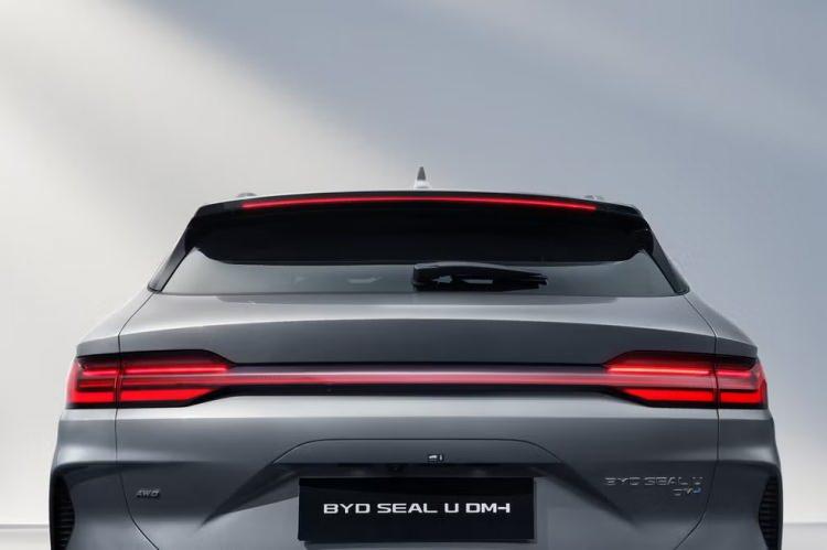 <p>Türkiye'de mayısta BYD bayilerinde yerini alacak modelin lansmana özel tavsiye edilen anahtar teslim satış fiyatı 2 milyon 845 bin lira olarak belirlendi.</p>