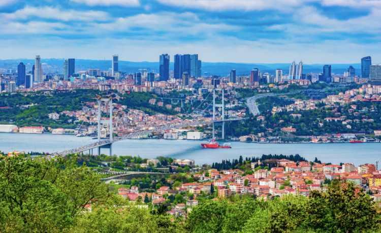 <p>İstanbul'daki 39 ilçede olası bir depremin yaratacağı hasar ve acil barınma ihtiyacı üzerine yapılan kapsamlı araştırma, her ilçeye özel detaylı veriler sunuyor. 7.5 büyüklüğündeki bir deprem senaryosuna göre, İstanbul'da 190 bin 800 bina hasar görebilir ve 2.5 milyon kişi acil barınma ihtiyacı duyabilir.</p>