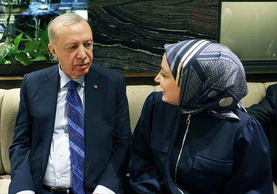 <p>Söğütözü'ndeki bir kafeye gelen Erdoğan, vatandaşlarla hatıra fotoğrafı çektirdi.</p>
<p> </p>