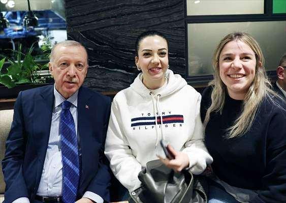 <p>Vatandaşlarla sohbet eden Cumhurbaşkanı Erdoğan, çocuklara oyuncak verdi.</p>
<p> </p>
