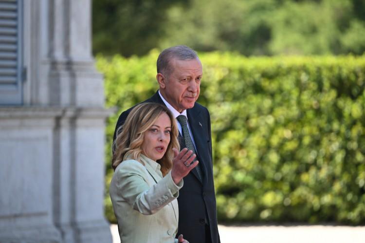 <p>Meloni'nin heyecanlı tavırları samimi bir ortama sebep oldu. </p>