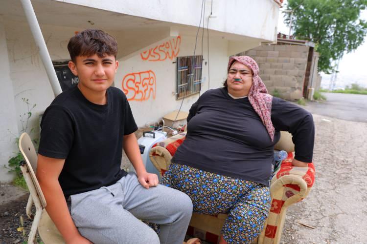 <p><span style="color:#A52A2A"><strong>200 KİLOYA ULAŞTI </strong></span></p>
<p><strong>Yaklaşık 200 kilogram olan kadın hareket etmekte dahi zorlanıyor. </strong> Dağlı'nın birçok ihtiyacını ise oğlu Baran karşılıyor. Aile, kendilerine kilo problemi başta olmak üzere destek bekliyor. </p>