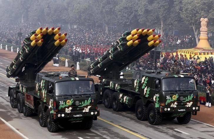<p>“Bir savaş patlak verirse ve Pakistan’ın kırmızı çizgileri aşılırsa, sahada taktik nükleer silahların kullanılma ihtimali oldukça gerçekçidir,” diyen Kochhar, Hindistan’ın da benzer kapasitelere sahip olduğunu ancak bu değişikliğin stratejik planlamalarda mutlaka hesaba katılması gerektiğini kaydetti.</p>