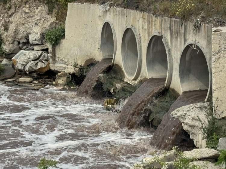 <p>ÇORLU DERESİ'NDE KİRLİLİK</p>
<p>Trakya'da kirliliğiyle gündemde olan Ergene Nehri'nin en büyük kollarından olan ve Tekirdağ'ın Ergene ilçesi Sağlık Mahallesi'nden geçen Çorlu Deresi, kirlilikten en fazla etkilenen derelerin başında geliyor.</p>