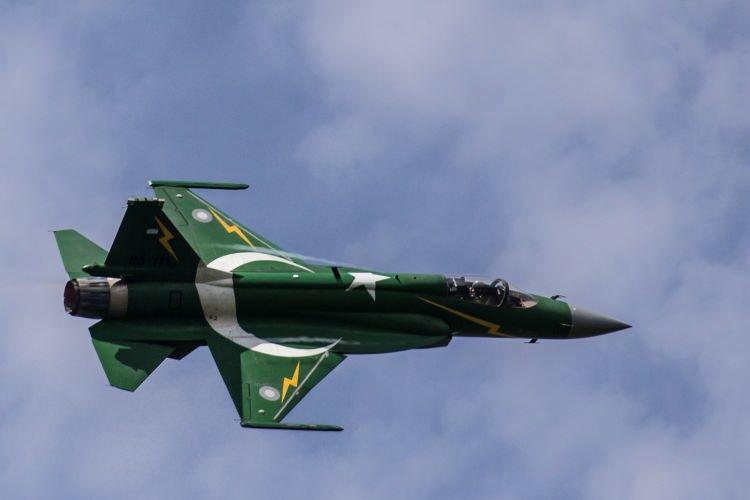 <p>Hava Araçları: F-16 ve JF-17 Thunder gibi savaş uçakları, saldırı helikopterleri ve çeşitli nakliye ve yardımcı uçaklardan oluşan geniş bir filo.</p>
<p>Füze Sistemleri: Ordu Stratejik Kuvvetler Komutanlığı, balistik füzeler ve seyir füzeleri de dahil olmak üzere geniş bir füze sistemleri yelpazesine sahiptir.<br />
Nükleer Silahlar</p>
