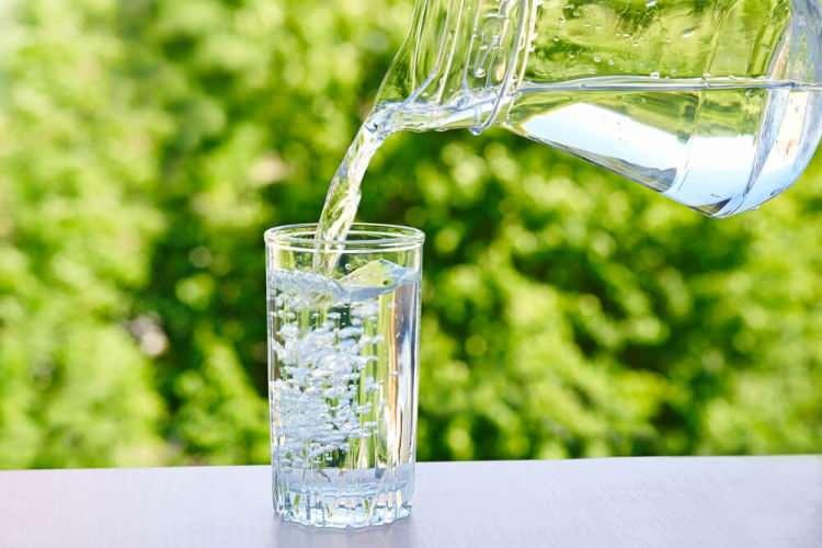 <p>Ancak kısa sürede aşırı miktarda tüketildiğinde, vücuttaki sodyum dengesi bozulur ve hücrelerin şişmesine neden olabilir.</p>
<p> </p>