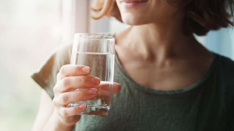 <p>Tıbbi uzmanlar, "su zehirlenmesine yol açabilecek kesin bir miktar bulunmadığını" belirtse de, böbreklerin saatte yaklaşık bir litre sıvı işleyebildiğini ve bu miktarın aşılması durumunda riskin arttığını vurguluyor.</p>
<p> </p>