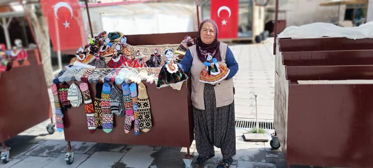 <p><span style="color:#A52A2A"><strong>"İCAT EDEN ANNEANNEM"</strong></span></p>
<p>Satış sırasında kendi dillerini konuştuğunu gören turistlerin, şaşırdığı belirten Aplak, <strong>"Hemen hemen 60 yıl önce bez bebek işini asıl icat eden anneannem. Teyzem okula giderken bebeği yapıp vermiş. Teyzem de götürürken turist para verip almış. Öylelikle diğer insanlar da bebek yapmaya devam etti."</strong> şeklinde konuuştu. </p>
