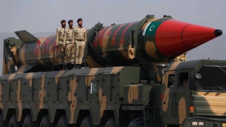 <p><span style="color:#B22222"><strong>"NÜKLEER SİLAHA SAHİP TEK İSLAM ÜLKESİ"</strong></span></p>
<p>Konuşmasında Pakistan’ın anayasal ve ideolojik duruşuna dikkat çeken Trigunayat, 1973 Anayasası'nın 40. maddesini hatırlatarak, “Pakistan sadece İslam Cumhuriyeti değil, aynı zamanda kendisini İslam’ın koruyucusu olarak konumlandırıyor. Nükleer silahlara sahip tek İslam ülkesi olması da bu iddiayı pekiştiriyor,” ifadelerini kullandı.</p>