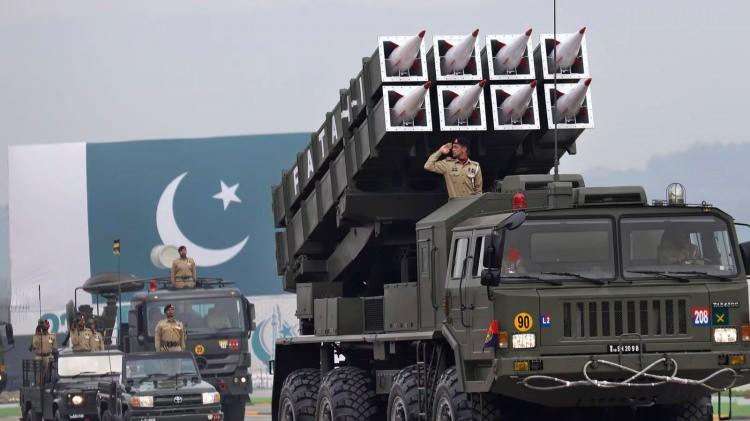 <p>Büyüklük ve Yapı: Pakistan Ordusu, dünyanın altıncı büyük ordusu ve İslam dünyasının en büyük ordusu. Yaklaşık 560.000 aktif görevli personel var. Silahlı kuvvetler ayrıca önemli bir yedek gücün yanı sıra Ulusal Muhafızlar ve Sivil Silahlı Kuvvetleri'ni de içeriyor.</p>