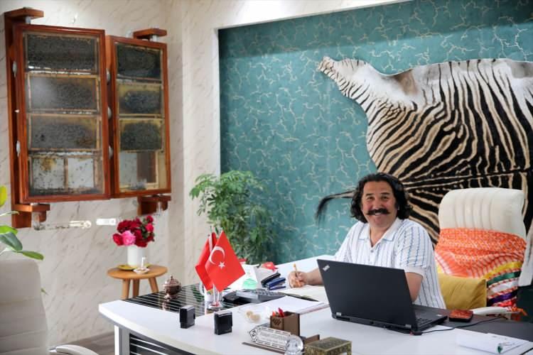 <p><strong><em><span style="color:rgb(178, 34, 34)">"Arılar burada özgürce dışarı çıkıp içeri girebiliyorlar, polen de getirebiliyorlar. Burada arıların özgürlüğünü hiçbir şekilde kısıtlamadık. </span></em></strong></p>