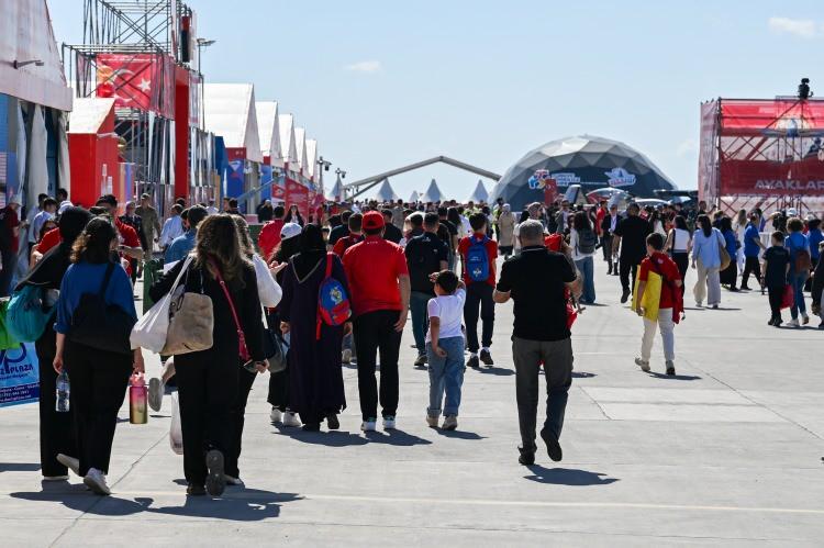 <p>Dünyanın en büyük havacılık, uzay ve teknoloji festivali Havacılık, Uzay ve Teknoloji Festivali (TEKNOFEST), Kuzey Kıbrıs Türk Cumhuriyeti’nin (KKTC) başkenti Lefkoşa'daki eski Ercan Havalimanı'nda ziyaretçilerini ağırlamaya başladı.</p>