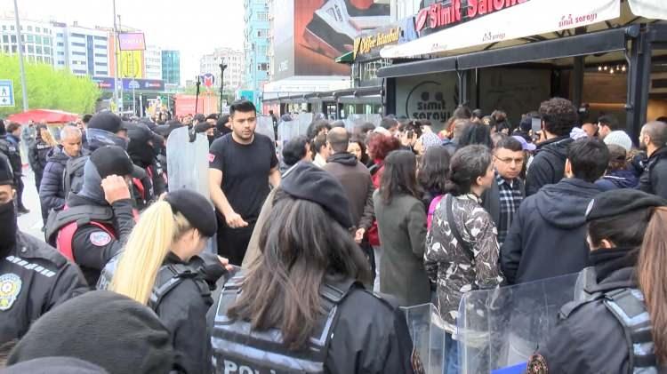 <p>Baygınlık geçiren ve kaldırımda yere yatırılan kişiye çevredekiler yardım etti. Polis ekipleri baygınlık geçiren kişinin kendisine gelmesi için su verdi. </p>