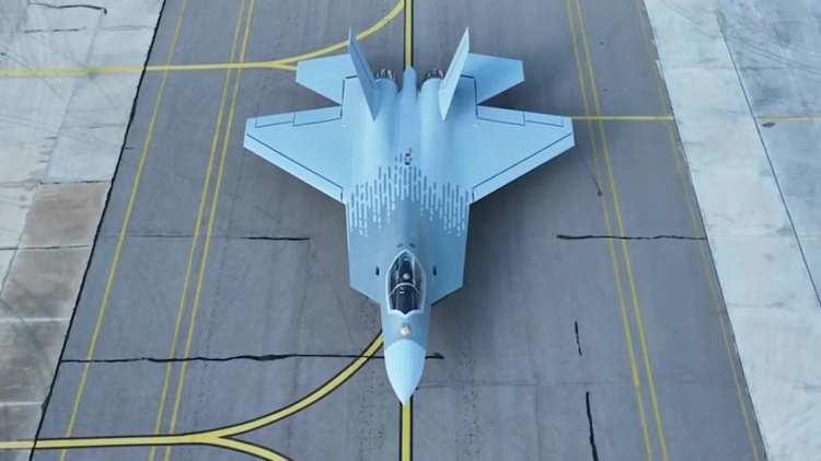 <p> Yazıda, Türkiye'nin F-35 programından çıkarılmasının ardından KAAN’a odaklanarak tam teşekküllü bir beşinci nesil savaş uçağı geliştirme kararı aldığı vurgulandı.</p>