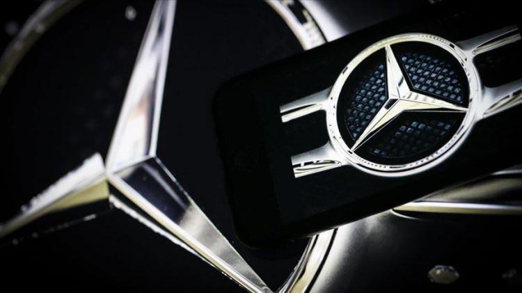 <p><span style="color:#B22222"><strong>LÜKS SEGMENTTE ZAMLAR DİKKAT ÇEKİYOR</strong></span></p>
<p>Zam oranlarında en büyük artış Mercedes-Benz’den geldi. Alman otomotiv devi, Nisan ayında yüzde 6,1 oranında zam yaparak listede zirveye yerleşti.</p>
