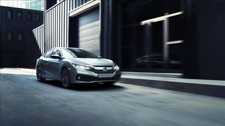 <p><span style="color:#B22222"><strong>HONDA ZAM YARIŞINDA EN GERİDE KALDI</strong></span></p>
<p>Listede en düşük fiyat artışını gerçekleştiren marka ise Honda oldu. Yüzde 2’lik zam oranıyla genel artış eğiliminin gerisinde kalan Japon üretici, yine de fiyatlarını yukarı çekmekten kaçamadı.</p>