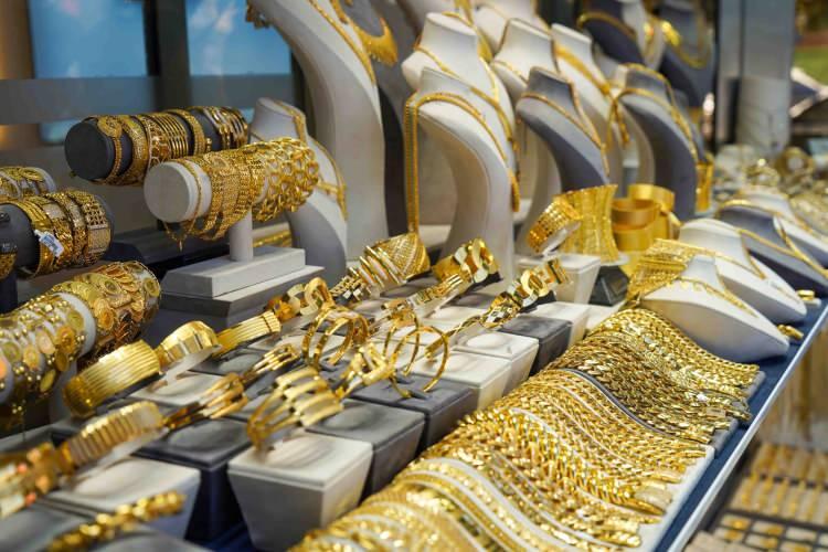 <p> Ticaret anlaşmalarının gerçekleşmesiyle birlikte yatırımcıların riskli varlıklara dönüşü, altını daha da aşağı çekebilir" yorumunu yaptı.</p>