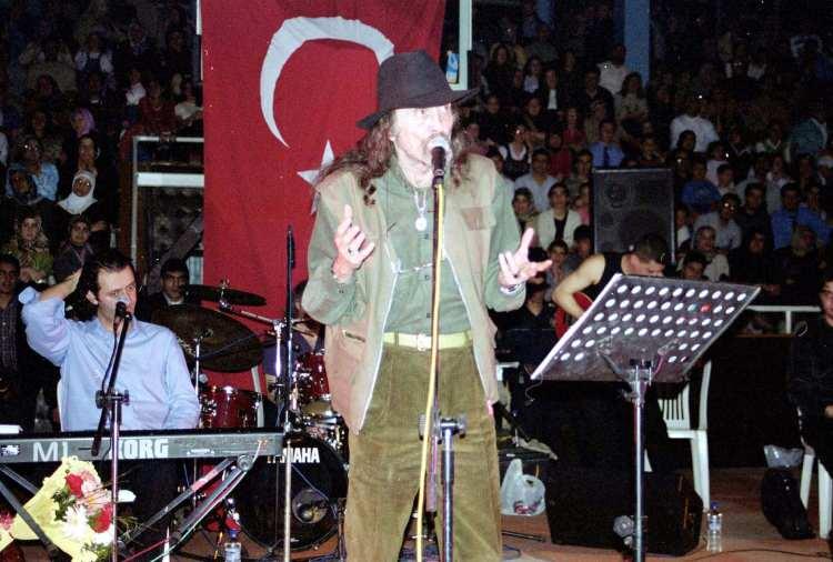 <p>Sanatçının ve eşinin kanseri yakınlarından sakladıkları anlaşıldı.</p>
