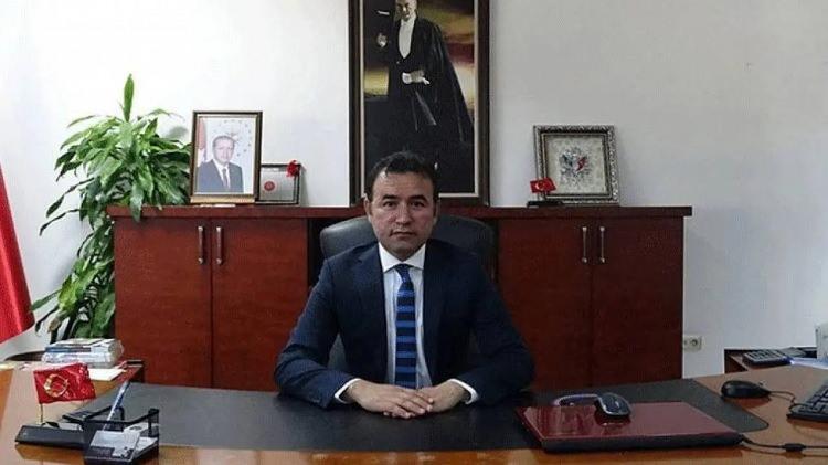 <p>Depremzedeler için olmayan ihaleleri varmış gibi göstererek çok sayıda firmadan 'teminat' adı altında, şahsi hesabına para yatırtarak yaklaşık 50 milyon lira dolandırıcılık yaptığı iddia edilen eski Yüreğir Kaymakamı M. K. ile kendisini cumhurbaşkanı yardımcısı danışmanı olarak tanıttığı öne sürülen Ö.A. ve P. Y.'ın yargılandığı davanın karar duruşması görüldü.</p>
<p> </p>