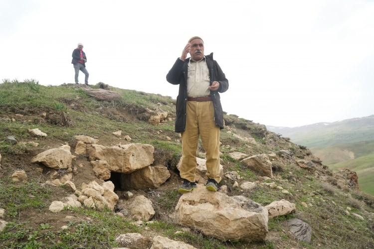 <p>Muş'ta merkez ilçeye yaklaşık 50 kilometre uzaklıkta bulunan Bilek köyünde yaşayan vatandaşlar, arazi çalışmaları sırasında yeni bir kale kalıntısına ulaştı.</p>
<p> </p>