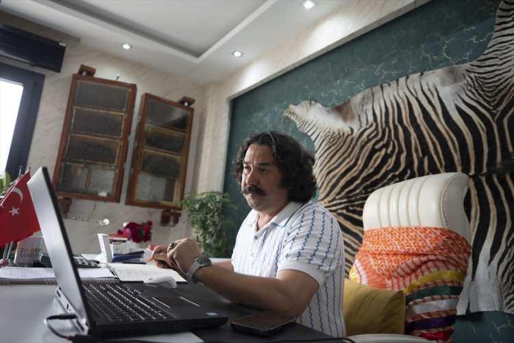 <p>Arıların sesinden bile etkilendiğini belirten Gülpınar, <strong>"O arı sesi dahi insanı rahatlatıyor. Sanki böyle hafif müzik dinler gibi. Gerçekten çok iyi, rahatlatıcı bir duygu. Çayımı, kahvemi içerken burada arılara bakarak rahatlarım. Tam terapi merkezi."</strong> dedi.</p>

<p> </p>
