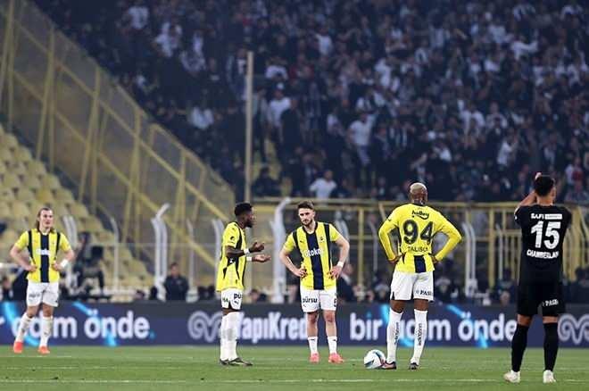 <p> </p>
<p><strong>"İNANDIRICILIĞINI KAYBETTİ"</strong><br />
<strong>"Taraftar görmüyor mu? Niye orada TFF, MHK istifa diye bağırmıyor Fenerbahçe taraftarı. Çünkü orayı geçti Fenerbahçe. Bunlar inandırıcılığını kaybetti.</strong></p>
<p> </p>