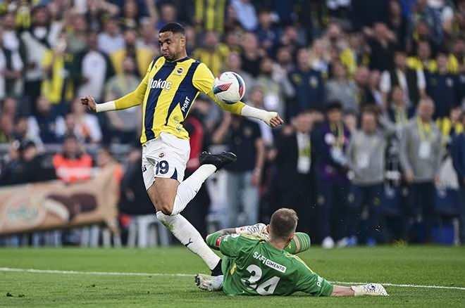 <p><strong>"Jose Mourinho'nun maç sonu söyledikleri hatalı. Bugün de kestitip attı, "burada zaten böyle bir şey oynanıyor" diye. Beşiktaş'a yenildiği sezonun ilk yarısından sonra yine aynı cümleleri kullandı."</strong></p>