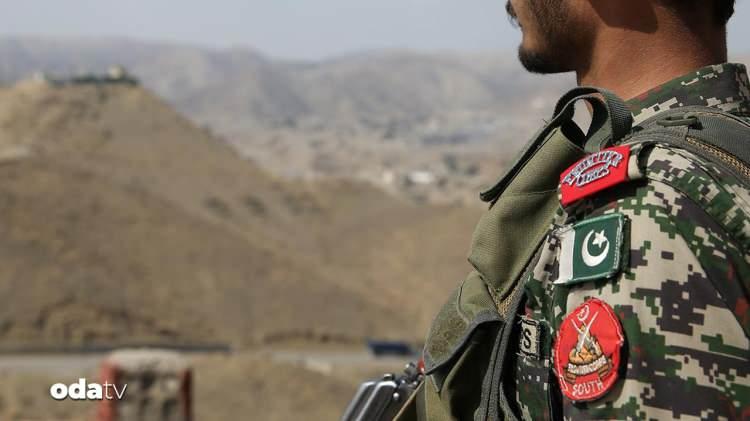 <p>"Pakistan, Çin’in ekonomik uydu devleti haline geldi. Çin-Pakistan Ekonomik Koridoru, Pakistan’ı 40 milyar dolardan fazla borç batağına sürükledi. Ayrıca Çin, Pakistan’ı Mali Eylem Görev Gücü (FATF) gri listesinden çıkarmak için perde arkası hamleler yaptı. Bunlar diplomatik göz boyamadan ibaretti.”</p>