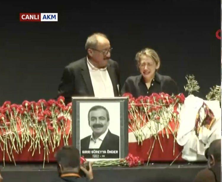 <p>Tören sırasında babasının tabutuna sarılıp öpen Ceren Önder Kandemir, gözyaşlarına hakim olamadı.</p>
<p>Babasının rahatsızlığı süresince duygusal metinler paylaşıp ayağa kalkacağına dair umutlarını dile getiren Kandemir, hıçkırıklarla ağladı.</p>
<p>Kameraya anbean yansıyan o görüntüler yürekleri yaktı.</p>