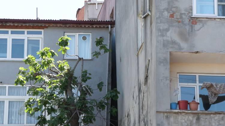 <p>Sabah saatlerinde Sarıyer Maslak'ta istinat duvarının yıkılması yol çökmesi meydana gelmişti. Benzer durum Gaziosmanpaşa'da inşaat çalışması sırasında da yaşandı. </p>
