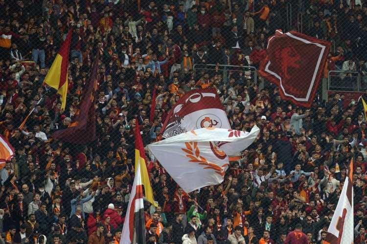<p>1-Galatasaray: 44.064</p>