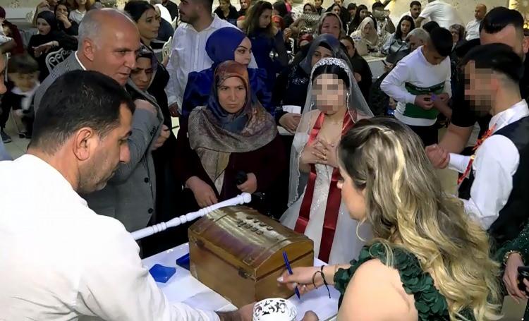 <p>27 Nisan’da Adana'nın Sarıçam ilçesi Yıldırım Beyazıt Mahallesi’ndeki bir düğün salonunda 4 çocuk babası Sinan E., dünya evine giren Sedef Ü. ile Adem Ü. çiftinin düğününe gitti.</p>
<p> </p>
<p> </p>