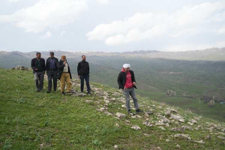 <p><span style="color:rgb(178, 34, 34)">KÖY SAKİNLERİ KÜLTÜREL TURİZME KATKI SAĞLANMASINI UMUT EDİYOR</span></p>
<p>Bilek köyü sakinleri, kalenin detaylı şekilde incelenmesini ve bölgede arkeolojik kazı çalışmalarının başlatılmasını talep ederek, yapılacak araştırmalarla hem bölge tarihinin aydınlatılmasını hem de Muş'un kültürel turizmine katkı sağlanmasını umut ettiklerini belirttiler.</p>