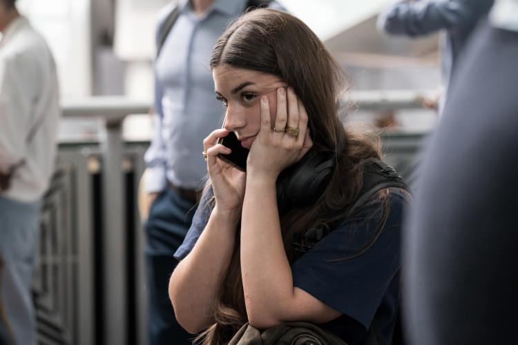 <p><span style="color:#B22222"><strong>NAKİT KULLANIMININ ÖNEMİ</strong></span></p>
<p>En büyük problemlerden biri telefon ve kartla ödemelerde sıkıntı yaşanmasıydı.</p>
<p>Madrid'de yaşayan 26 yaşındaki Ed Rowe, <em><strong>"Kesinti ilk başladığında aldığımız ürünlerin parasını kartla ödeyebildik, ancak daha sonra nakit paramız olmadığı için hiçbir şey satın alamadık. Açık olan tüm restoranlarda sadece nakit ödeme yapılıyordu."</strong></em> ifadelerini kullandı.</p>