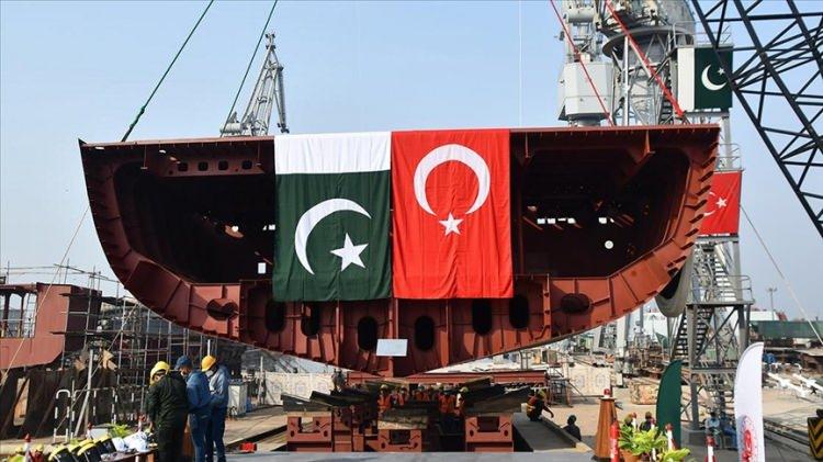 <p>Pakistan Deniz Kuvvetleri’nin yaklaşık 100 gemiyle operasyon yürüttüğünü belirten Deshmukh, bu sayının ülkenin büyüklüğüne göre yüksek olduğunu söyledi.</p>