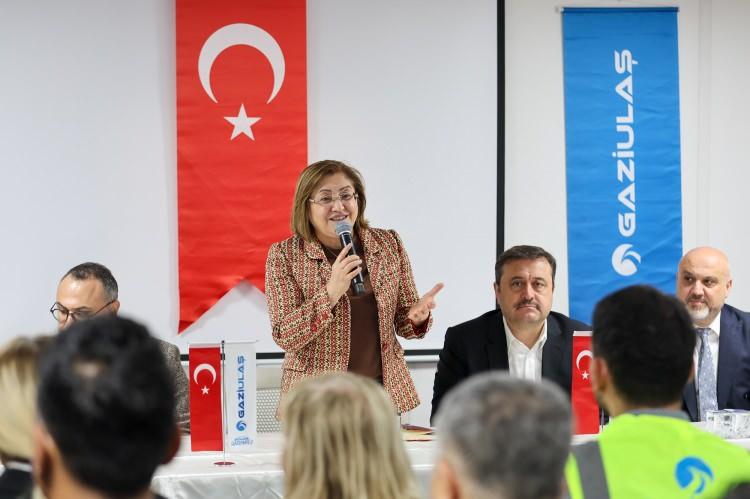 <p style="padding-bottom: 20px; margin: 0px; color: rgb(0, 0, 0); font-family: sans-serif; line-height: 1.5 !important;">Biz ayrıca Euro Prize’ı aldık. Yaptığımız çalışmaları anlattık. Avrupa’da yapılan projelerde en iyisinin bizim yaptığımızı gösterdik. Bunun sonunda bize büyük ödül geldi. Bu büyük ödül çalışanlarımıza geldi. Bu ekip halkın ve hakkın rızası için çalıştı. Bu ekip şehri medeniyet, şehri dua, şehri ensar oldu. Bunları başaran imanı, aşkı, muhabbeti, kardeşlik ruhuyla işine sahip çıkan buradaki can kardeşlerimiz oldu.” </p>

<div> </div>
