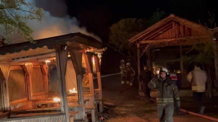 <p>Yaralılara ilk müdahale ambulansta yapıldı. Alev alev yanan 6 restoran, yangın sonrası kullanılamaz hale geldi. </p>