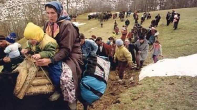 <p>Afganistan'ın yanı sıra 1990'ların sonlarına gelinirken bu sefer de savaş gerçek yüzünü Kosova'da gösterdi.</p>
<p> </p>
<p>Bir yıl süren savaş yıllar sonra Kosova'nın bağımsızlığını kazanmasıyla tam olarak neticelenmiş oldu.</p>