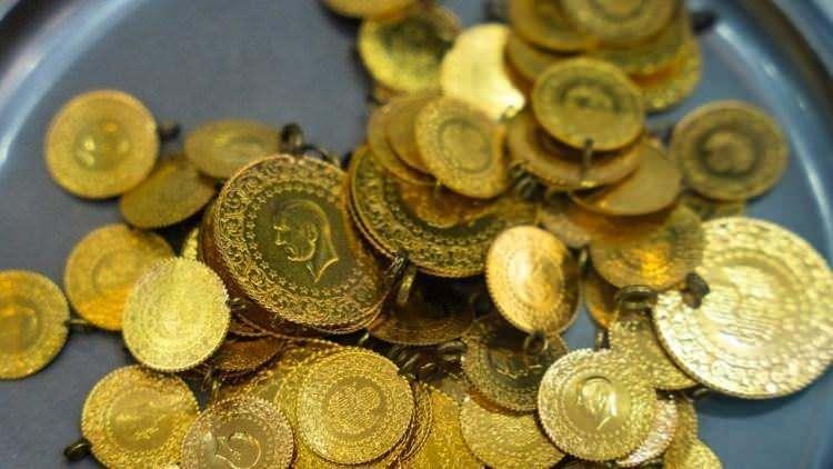 <p>Çin'den gelen açıklama piyasayı sakinleştirdi<br />
Hafta boyunca piyasaları sakinleştiren gelişmelerden biri Çin’den geldi. Çin Ticaret Bakanlığı’nın "ABD ile müzakerelere açığız" şeklindeki açıklamaları, piyasalardaki güvenli liman ihtiyacını azalttı. Yani yatırımcıların korku ve belirsizlikle sığındıkları altın gibi güvenli varlıklar, bu hafta gözden düştü.</p>
<p> </p>