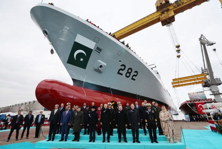 <p>Pakistan donanmasının ABD, Çin ve Türkiye menşeli savaş gemilerinden oluşan karma bir filoya sahip olduğunu aktaran emekli Amiral, "En son teslim edilen Type 04A tipi stealth fırkateyn oldukça ileri teknoloji ürünü. Ayrıca Pakistan, ABD menşeli Olive ve Perry sınıfı gemilerin yanı sıra Türkiye tasarımı Babur sınıfı savaş gemilerini de yerli olarak üretiyor" dedi.</p>