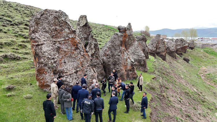 <p>Karakaya bölge hakkında yapılacakları şu sözlerle aktardı: </p>

<p> </p>

<p><strong>"Şimdi burayı biz koruma altına almayı da düşünüyoruz. Elimizden geleni tabii ki kültürel, tarihi ve doğal bir yapı olduğu için vatandaşların da bağını koparmaksızın koruma kullanma dengesi içerisinde çalışacağız. Bu kayaç yapıları Nemrut kalderasıyla ilgili yaptığımız daha üst boyutlu milli park, jeopark çalışmasının içerisinde inşallah değerlendireceğiz."</strong></p>
